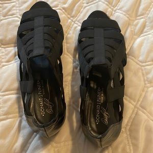 Donald pliner black sandals size 7 1/2 (EUC)